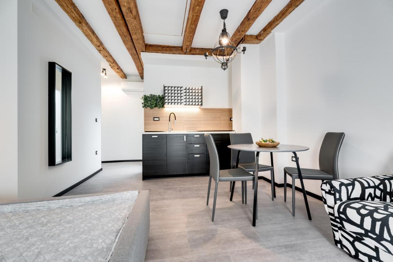 Black & White Apartments غييكا المظهر الخارجي الصورة